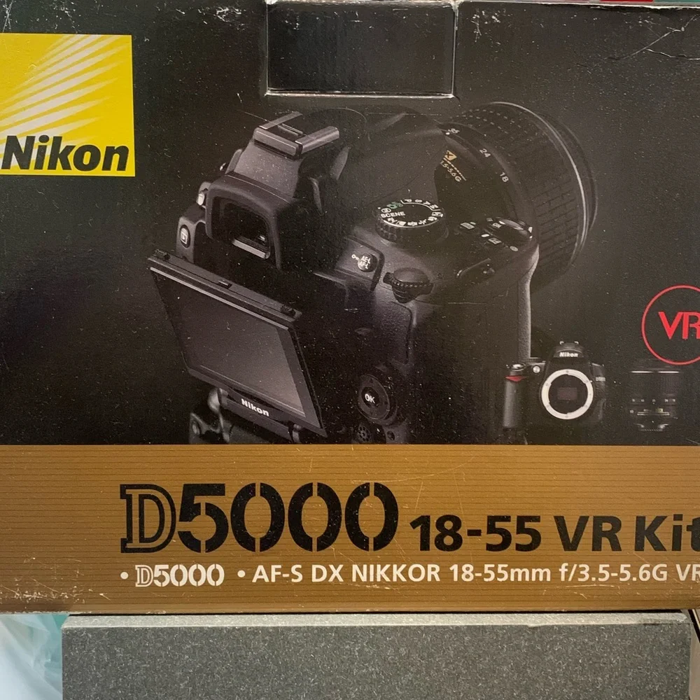 Nikon D5000 BUNDLE. Camera, purse, extra lens, and Speedlight. Great condition.